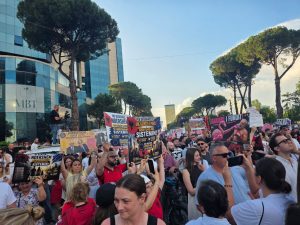 ‘Shqipëri e re’, mijëra qytetarë protestojnë para Kryeministrisë
