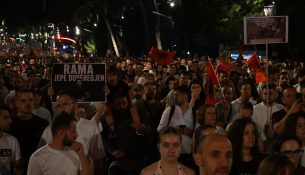 “Revolucion, revolucion”, protestuesit marshojnë në rrugët e kryeqytetit