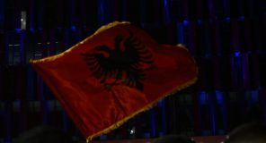 “Flamingot” vijojnë kursin e protestës në Tiranë