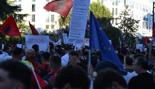 Mbahet në Tiranë protesta e 13-të e ‘Flamingove’