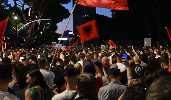 Mijëra qytetarë marshojnë në rrugët e kryeqytetit në ditën e 13-të