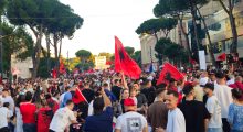 ‘Flamingot’ protestojnë në ditën e 14, pjesëmarrje e madhe edhe nga diaspora