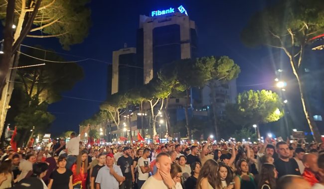 Nuk ndalet as në ditën e 15 marshimi i ‘Flamingove’