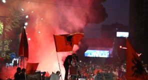 Diaspora marshon në rrugët e Tiranës në protestën e 21-ë të ‘Flamingove’