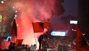 Diaspora marshon në rrugët e Tiranës në protestën e 21-ë të ‘Flamingove’