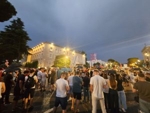 Shiu nuk ndal protestën, qytetarët sfidojnë motin me marshim në ditën 25