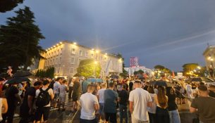 Shiu nuk ndal protestën, qytetarët sfidojnë motin me marshim në ditën 25