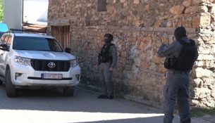 Prokuroria jep detaje për aksionin ku arrestuan pesë persona për krime lufte në Reçak
