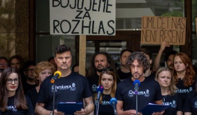 Mijëra punonjës të mediave publike në Çeki në grevë kundër reformës së financimit