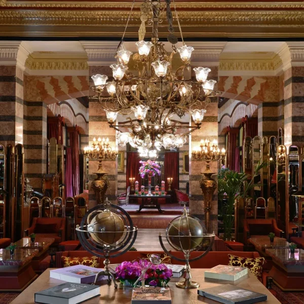 Hoteli ikonik i Stambollit që priti spiunë, mbretër dhe Greta Garbon