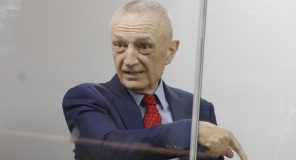 Dy deputetë të PS-së vizitojnë Ilir Metën në paraburgim