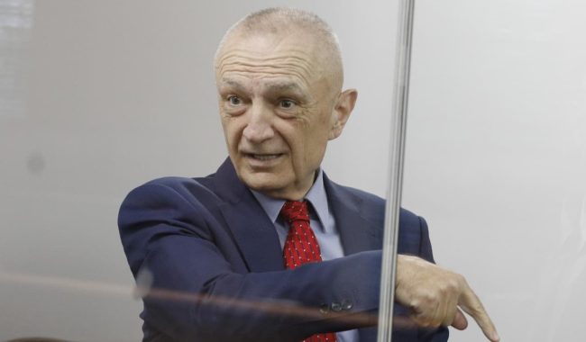 Dy deputetë të PS-së vizitojnë Ilir Metën në paraburgim
