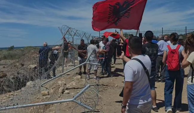 Përplasje të forta në Rrjoll, banorët heqin telat e rrethimit të kantierit