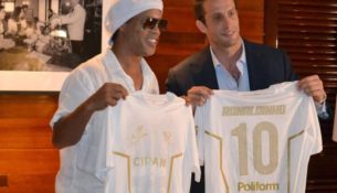Ronaldinho rikthehet në futbollin profesionist