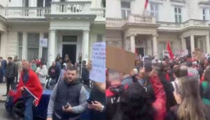 Diaspora shqiptare proteston në Londër kundër projektit në Zvërnec