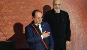 Rama pret François Hollande, i akordon Medaljen e Artë të Mirënjohjes Publike
