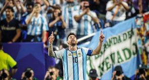 Argjentina triumfon ndaj Algjerisë, Messi barazohet me Klosen