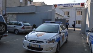 Vajza vret nënën me thikë, e raporton si vdekje natyrale