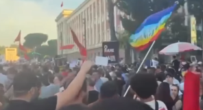 Rama reagon pas incidentit me flamurin LGBT në protestë: Kjo nuk është Shqipëria që po ndërtojmë