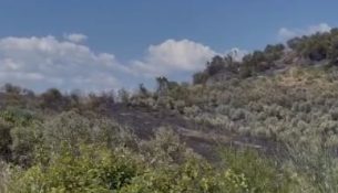 Zjarr masiv në kodrat e Shtërmenit, forcat në terren neutralizojnë flakët