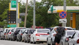 Shitjet e karburantit janë ndalur në Krimenë e pushtuar, ndërsa Ukraina synon objektet e naftës