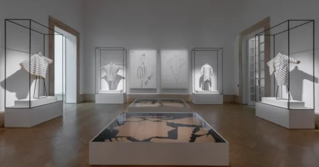 Fendi rikthen ekspozitën e vitit 1985 të Karl Lagerfeld