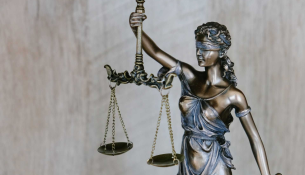 Pavarësia e avokatit përballë autoritetit të Gjykatës