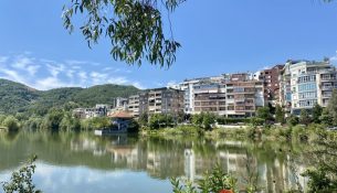 Vetëhidhet në Liqenin e Thatë, humb jetën 45-vjeçarja
