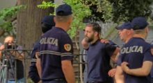 Parlamenti rrethohet me barriera metalike, disa protestues të shoqëruar
