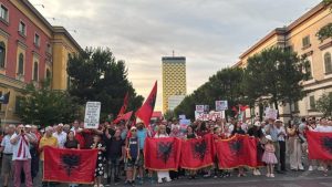 Protestuesit zbresin në bulevard, vijojnë thirrjet kundër qeverisë
