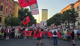 Protestuesit para Kryeministrisë: SPAK të hetojë Ramën, nuk mjaftojnë lëvizjet brenda PS-së