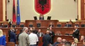 Tensione në Kuvend për Reformën Territoriale, opozita bllokon foltoren dhe ndërpritet seanca