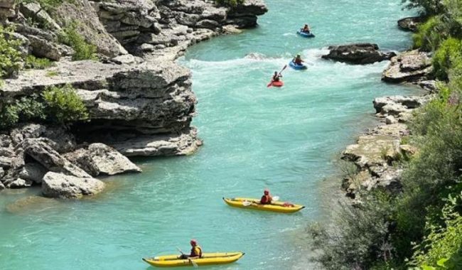 Dy turistë hungarezë shpëtohen nga mbytja në Vjosë, ndërhyri një shtetas anglez