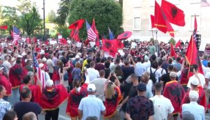 Protesta para Kryeministrisë nis me urimin për SHBA-të