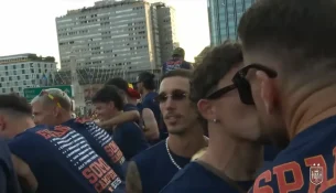 Yjet e Spanjës ‘shkëmbejnë’ puthje gjatë paradës së Botërorit