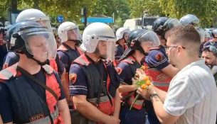 Nga minutat e tensionit te ‘pajtimi’ – Gjithçka po ndodh në protestë