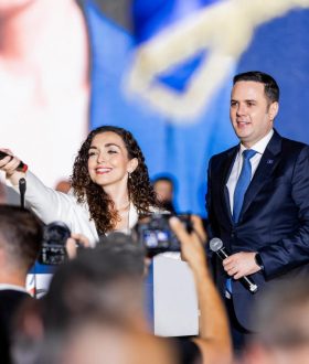 Lumiri dhe Vjosa në tavolinën e Kurtit, ndërsa LDK po ua heq karriget