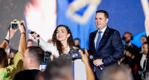 Lumiri dhe Vjosa në tavolinën e Kurtit, ndërsa LDK po ua heq karriget