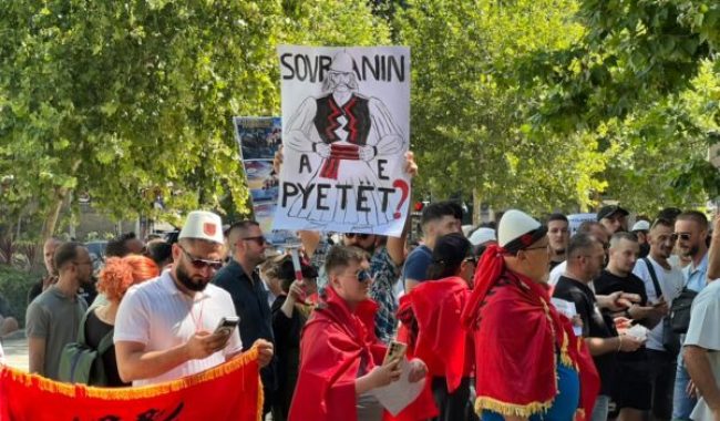 Qytetarët mblidhen para Kuvendit, protesta futet në ditën 51