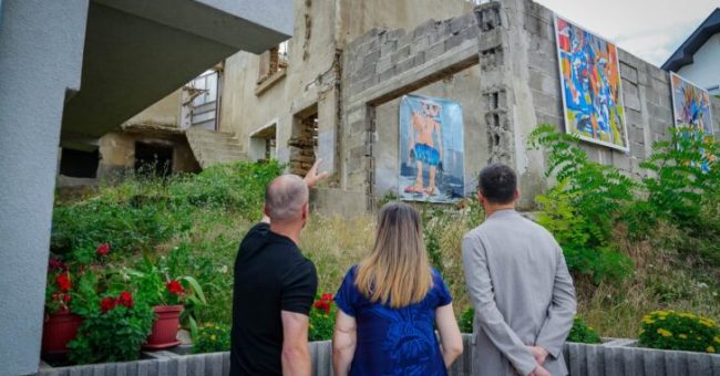 Bogujevci viziton ekspozitën “Hektar i Kohës” të Din Azizit në Gjilan