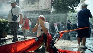 Lirohen 21 protestues të shoqëruar pas tubimit para Kuvendit, dy vijojnë të mbeten në qeli