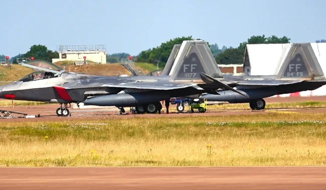 SHBA ripozicionon avionët F-22 pas misioneve në Iran