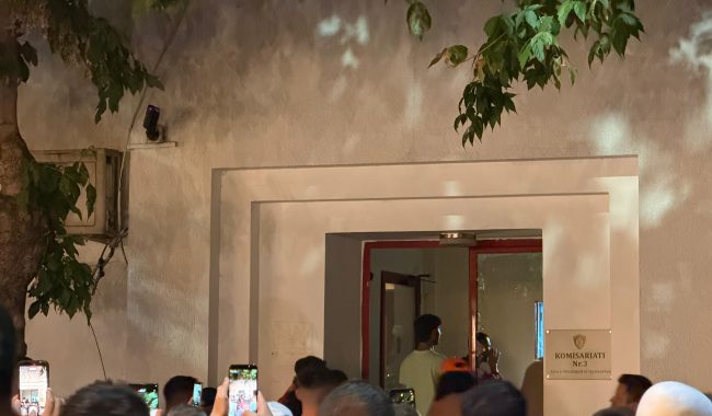 Incident në protestën e 35-të në Tiranë – tensione para Komisariatit Nr. 3