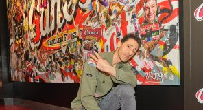Adrien Brody prezanton muralin e tij artistik në Times Square