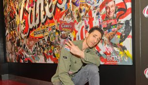 Adrien Brody prezanton muralin e tij artistik në Times Square