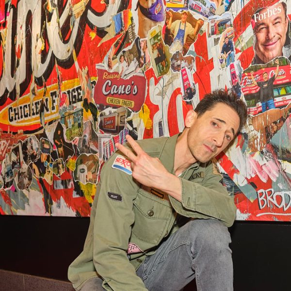Adrien Brody prezanton muralin e tij artistik në Times Square