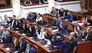 Miratohet me votat e shumicës marrëveshja e huas amerikane për armatime