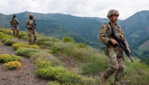 Ushtarët amerikanë patrullojnë përgjatë kufirit Kosovë – Serbi
