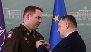 Nufi dekoron shefin e Grupit Ushtarak Amerikan në Shqipëri me “Medaljen e Artë të Shërbimit Ushtarak”