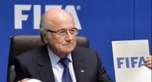 Blatter sulmon Infantinon: ‘Nuk e di nëse pasuesi im është Trump apo ai’